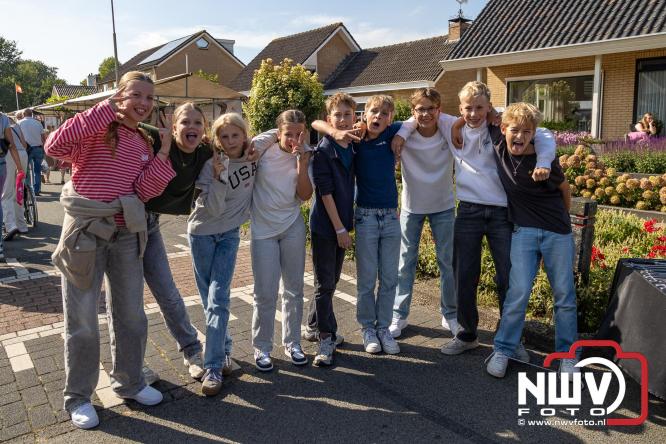 Zon, sfeer en kramen, Schapenmarkt Oldebroek 2025 - © NWVFoto.nl