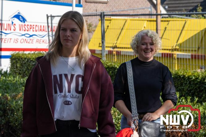 Zon, sfeer en kramen, Schapenmarkt Oldebroek 2025 - © NWVFoto.nl