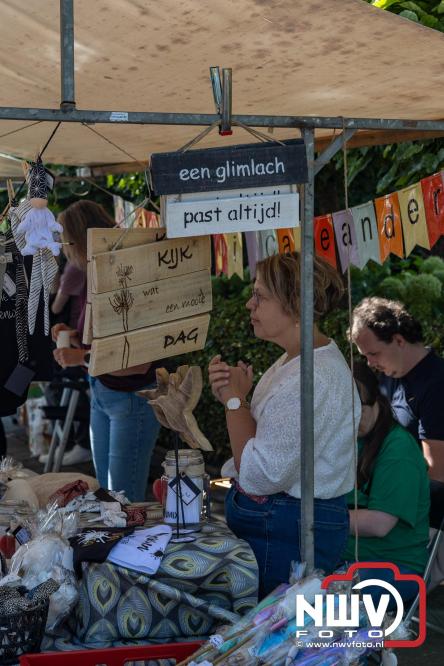 Zon, sfeer en kramen, Schapenmarkt Oldebroek 2025 - © NWVFoto.nl
