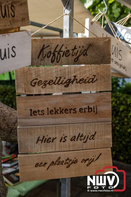 Zon, sfeer en kramen, Schapenmarkt Oldebroek 2025 - © NWVFoto.nl