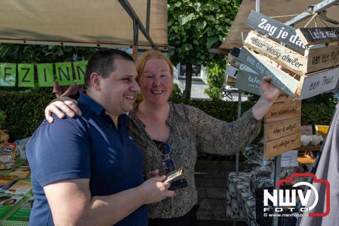 Zon, sfeer en kramen, Schapenmarkt Oldebroek 2025 - © NWVFoto.nl