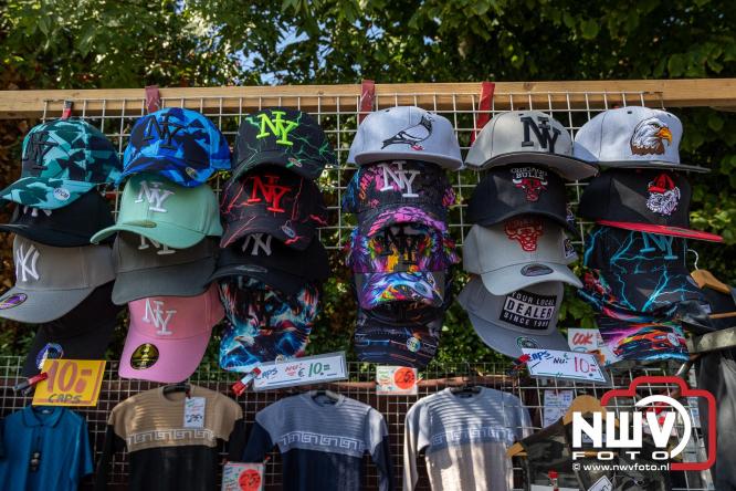 Zon, sfeer en kramen, Schapenmarkt Oldebroek 2025 - © NWVFoto.nl