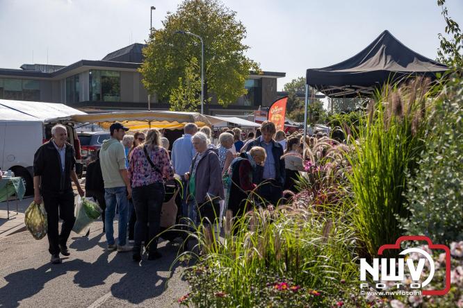 Zon, sfeer en kramen, Schapenmarkt Oldebroek 2025 - © NWVFoto.nl