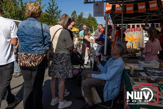 Zon, sfeer en kramen, Schapenmarkt Oldebroek 2025 - © NWVFoto.nl