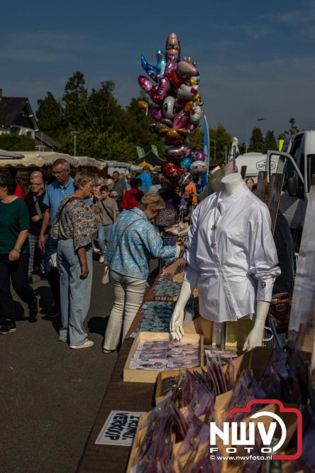 Zon, sfeer en kramen, Schapenmarkt Oldebroek 2025 - © NWVFoto.nl