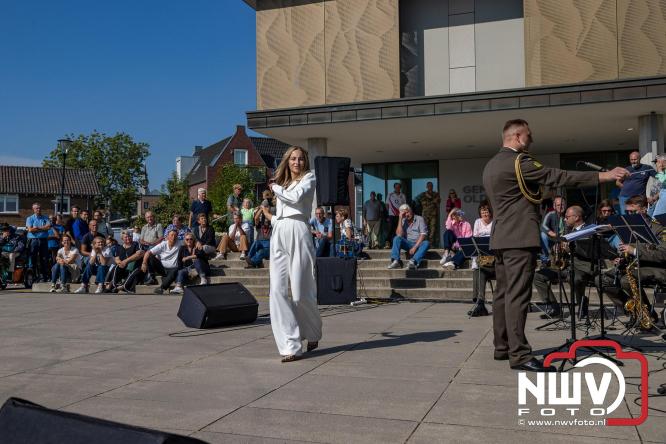 Zon, sfeer en kramen, Schapenmarkt Oldebroek 2025 - © NWVFoto.nl