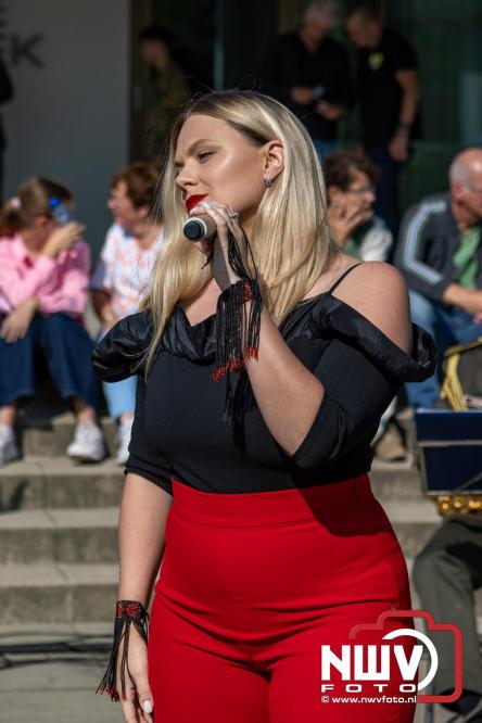 Zon, sfeer en kramen, Schapenmarkt Oldebroek 2025 - © NWVFoto.nl