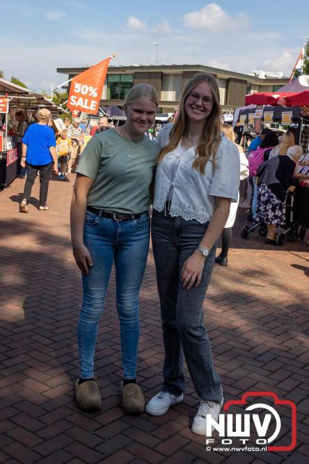 Zon, sfeer en kramen, Schapenmarkt Oldebroek 2025 - © NWVFoto.nl