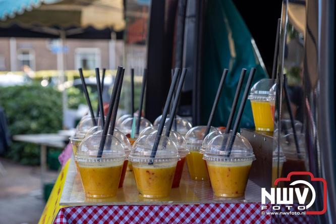 Zon, sfeer en kramen, Schapenmarkt Oldebroek 2025 - © NWVFoto.nl