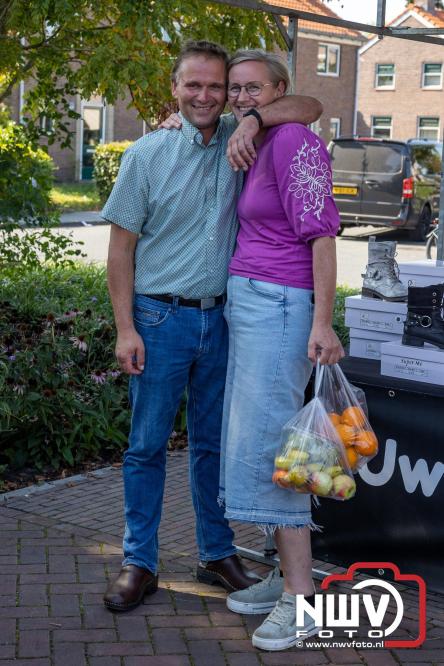 Zon, sfeer en kramen, Schapenmarkt Oldebroek 2025 - © NWVFoto.nl