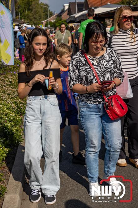 Zon, sfeer en kramen, Schapenmarkt Oldebroek 2025 - © NWVFoto.nl