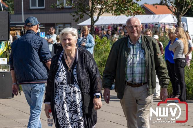 Zon, sfeer en kramen, Schapenmarkt Oldebroek 2025 - © NWVFoto.nl