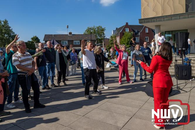 Zon, sfeer en kramen, Schapenmarkt Oldebroek 2025 - © NWVFoto.nl