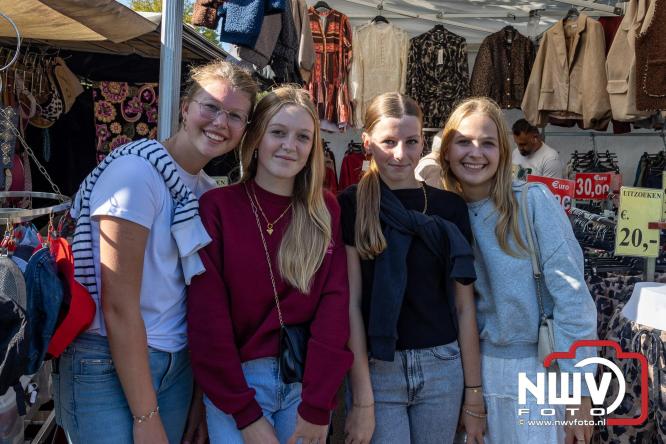 Zon, sfeer en kramen, Schapenmarkt Oldebroek 2025 - © NWVFoto.nl