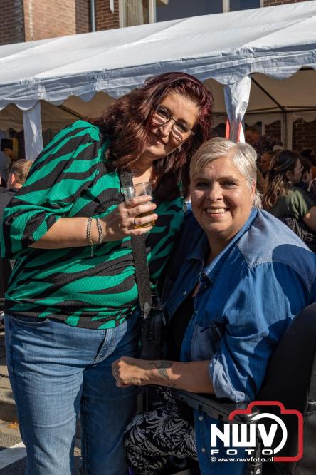 Zon, sfeer en kramen, Schapenmarkt Oldebroek 2025 - © NWVFoto.nl