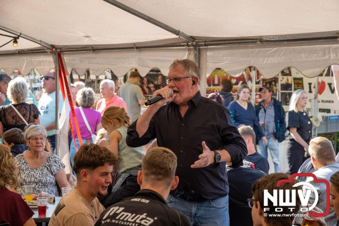 Zon, sfeer en kramen, Schapenmarkt Oldebroek 2025 - © NWVFoto.nl