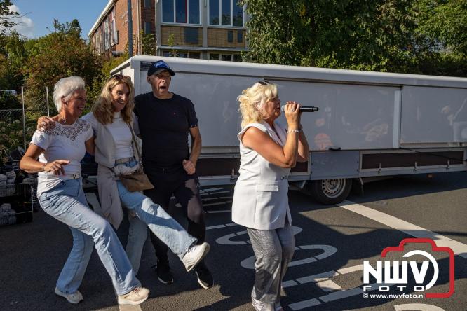 Zon, sfeer en kramen, Schapenmarkt Oldebroek 2025 - © NWVFoto.nl