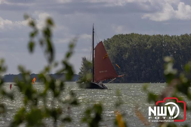 Terugkomst botters van de wedstrijd naar de haven van Elburg. - © NWVFoto.nl