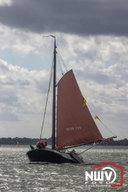 Terugkomst botters van de wedstrijd naar de haven van Elburg. - © NWVFoto.nl