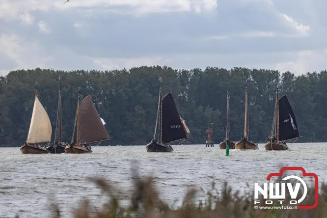 Terugkomst botters van de wedstrijd naar de haven van Elburg. - © NWVFoto.nl