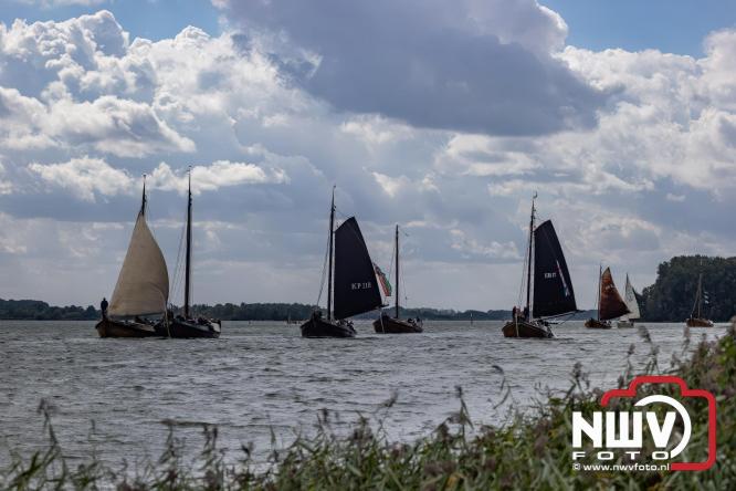 Terugkomst botters van de wedstrijd naar de haven van Elburg. - © NWVFoto.nl