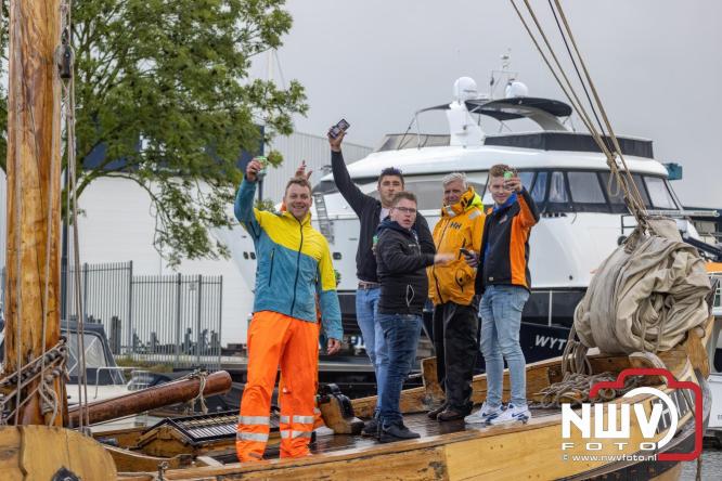 Terugkomst botters van de wedstrijd naar de haven van Elburg. - © NWVFoto.nl