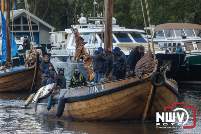 Terugkomst botters van de wedstrijd naar de haven van Elburg. - © NWVFoto.nl