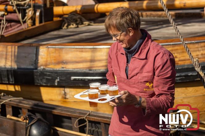 Terugkomst botters van de wedstrijd naar de haven van Elburg. - © NWVFoto.nl