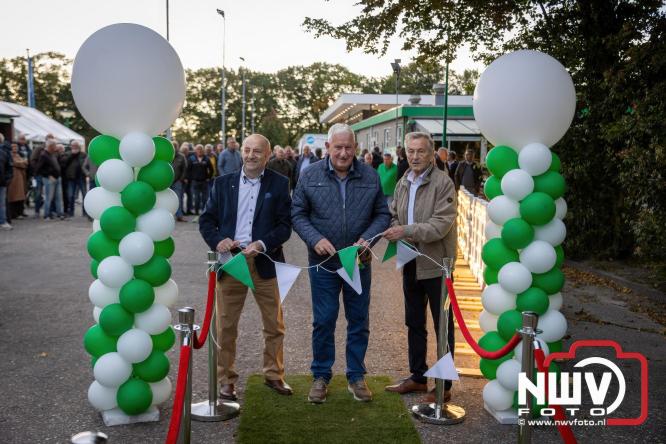 Onder luid applaus en in een tot de nok gevulde feesttent vierde Owios uit Oldebroek haar 100-jarig jubileum met een onvergetelijke receptie. - © NWVFoto.nl