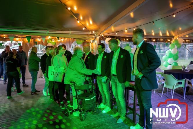 Onder luid applaus en in een tot de nok gevulde feesttent vierde Owios uit Oldebroek haar 100-jarig jubileum met een onvergetelijke receptie. - © NWVFoto.nl