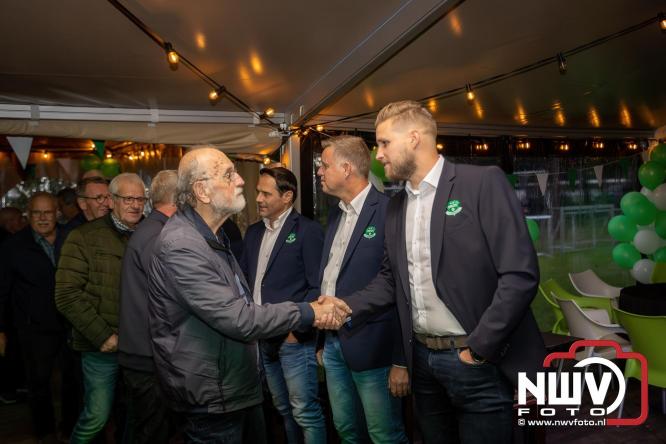 Onder luid applaus en in een tot de nok gevulde feesttent vierde Owios uit Oldebroek haar 100-jarig jubileum met een onvergetelijke receptie. - © NWVFoto.nl