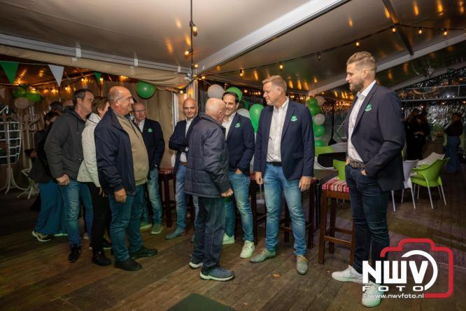 Onder luid applaus en in een tot de nok gevulde feesttent vierde Owios uit Oldebroek haar 100-jarig jubileum met een onvergetelijke receptie. - © NWVFoto.nl