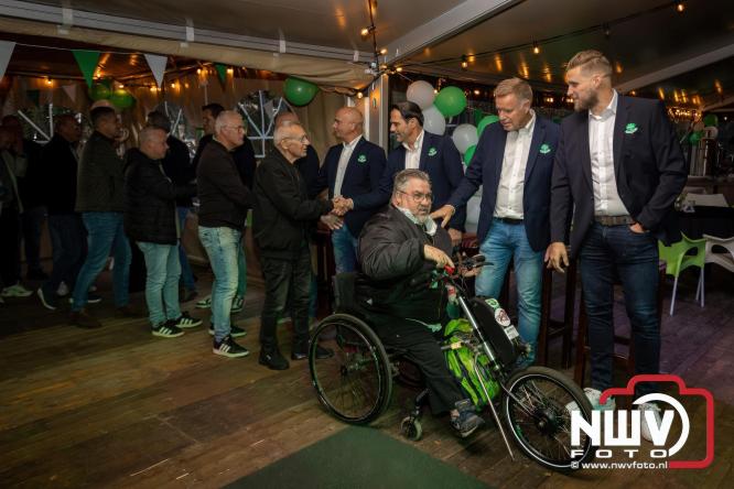 Onder luid applaus en in een tot de nok gevulde feesttent vierde Owios uit Oldebroek haar 100-jarig jubileum met een onvergetelijke receptie. - © NWVFoto.nl