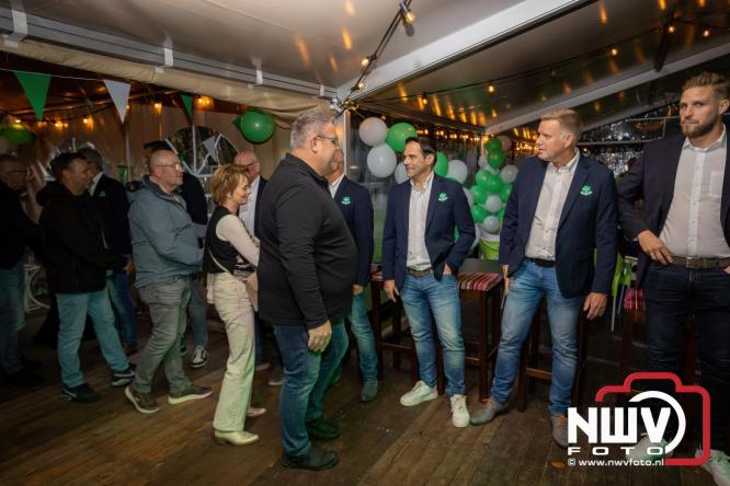 Onder luid applaus en in een tot de nok gevulde feesttent vierde Owios uit Oldebroek haar 100-jarig jubileum met een onvergetelijke receptie. - © NWVFoto.nl