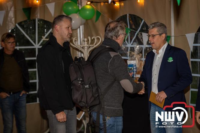 Onder luid applaus en in een tot de nok gevulde feesttent vierde Owios uit Oldebroek haar 100-jarig jubileum met een onvergetelijke receptie. - © NWVFoto.nl