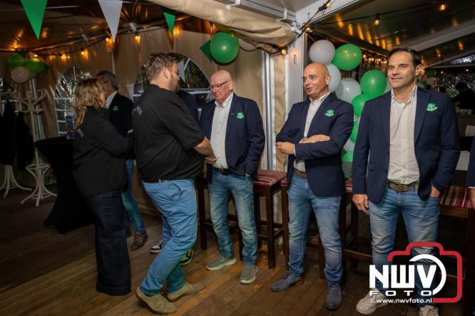 Onder luid applaus en in een tot de nok gevulde feesttent vierde Owios uit Oldebroek haar 100-jarig jubileum met een onvergetelijke receptie. - © NWVFoto.nl