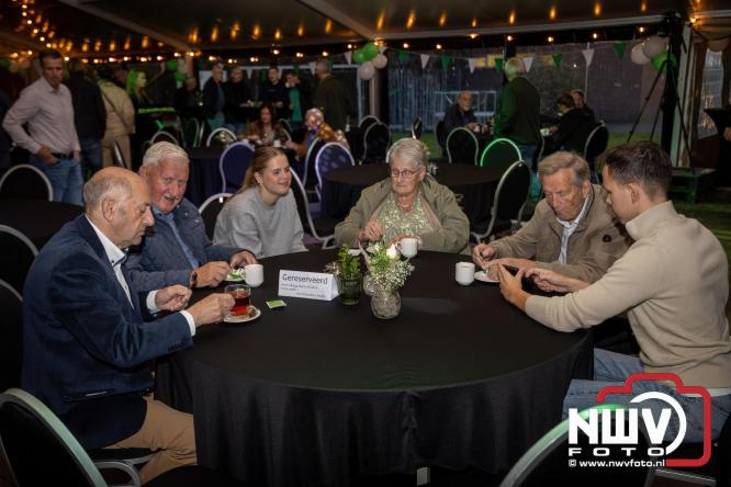 Onder luid applaus en in een tot de nok gevulde feesttent vierde Owios uit Oldebroek haar 100-jarig jubileum met een onvergetelijke receptie. - © NWVFoto.nl