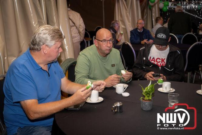 Onder luid applaus en in een tot de nok gevulde feesttent vierde Owios uit Oldebroek haar 100-jarig jubileum met een onvergetelijke receptie. - © NWVFoto.nl