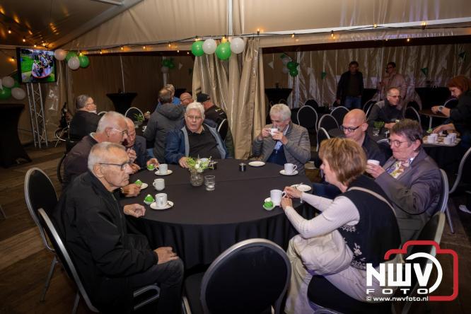 Onder luid applaus en in een tot de nok gevulde feesttent vierde Owios uit Oldebroek haar 100-jarig jubileum met een onvergetelijke receptie. - © NWVFoto.nl