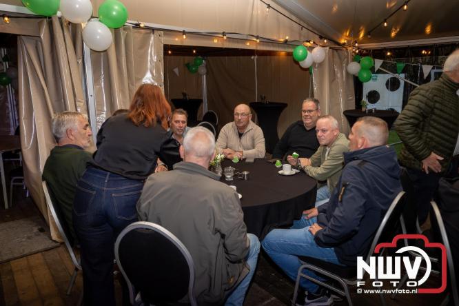 Onder luid applaus en in een tot de nok gevulde feesttent vierde Owios uit Oldebroek haar 100-jarig jubileum met een onvergetelijke receptie. - © NWVFoto.nl