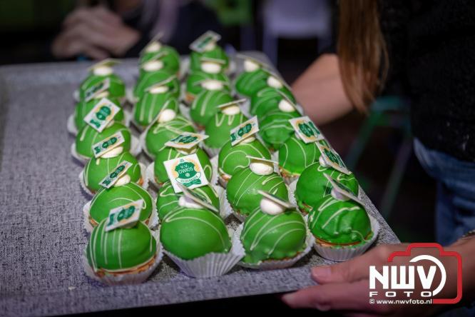 Onder luid applaus en in een tot de nok gevulde feesttent vierde Owios uit Oldebroek haar 100-jarig jubileum met een onvergetelijke receptie. - © NWVFoto.nl