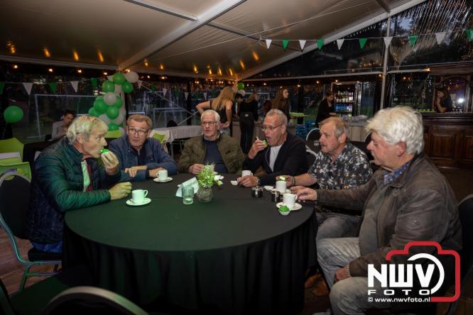Onder luid applaus en in een tot de nok gevulde feesttent vierde Owios uit Oldebroek haar 100-jarig jubileum met een onvergetelijke receptie. - © NWVFoto.nl
