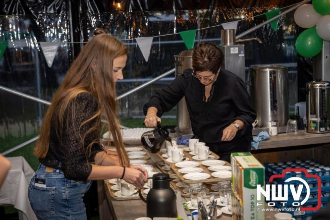 Onder luid applaus en in een tot de nok gevulde feesttent vierde Owios uit Oldebroek haar 100-jarig jubileum met een onvergetelijke receptie. - © NWVFoto.nl