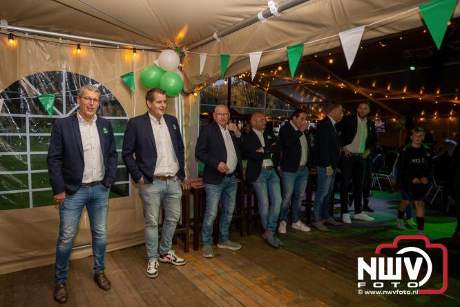 Onder luid applaus en in een tot de nok gevulde feesttent vierde Owios uit Oldebroek haar 100-jarig jubileum met een onvergetelijke receptie. - © NWVFoto.nl