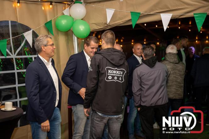 Onder luid applaus en in een tot de nok gevulde feesttent vierde Owios uit Oldebroek haar 100-jarig jubileum met een onvergetelijke receptie. - © NWVFoto.nl