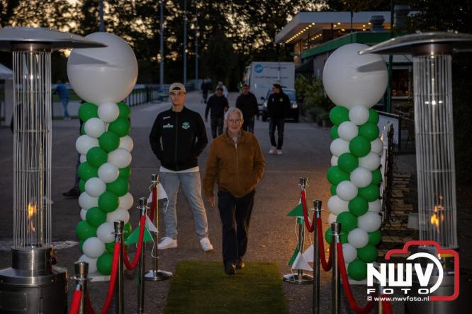 Onder luid applaus en in een tot de nok gevulde feesttent vierde Owios uit Oldebroek haar 100-jarig jubileum met een onvergetelijke receptie. - © NWVFoto.nl
