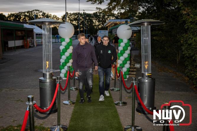 Onder luid applaus en in een tot de nok gevulde feesttent vierde Owios uit Oldebroek haar 100-jarig jubileum met een onvergetelijke receptie. - © NWVFoto.nl