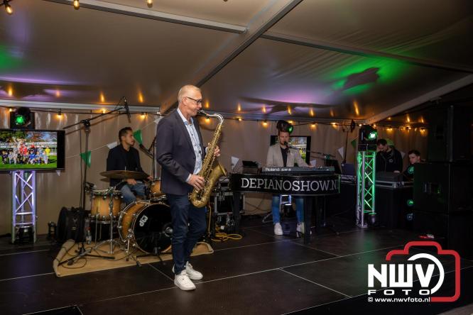 Onder luid applaus en in een tot de nok gevulde feesttent vierde Owios uit Oldebroek haar 100-jarig jubileum met een onvergetelijke receptie. - © NWVFoto.nl