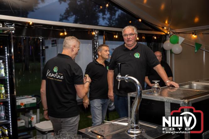 Onder luid applaus en in een tot de nok gevulde feesttent vierde Owios uit Oldebroek haar 100-jarig jubileum met een onvergetelijke receptie. - © NWVFoto.nl