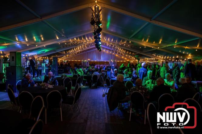 Onder luid applaus en in een tot de nok gevulde feesttent vierde Owios uit Oldebroek haar 100-jarig jubileum met een onvergetelijke receptie. - © NWVFoto.nl